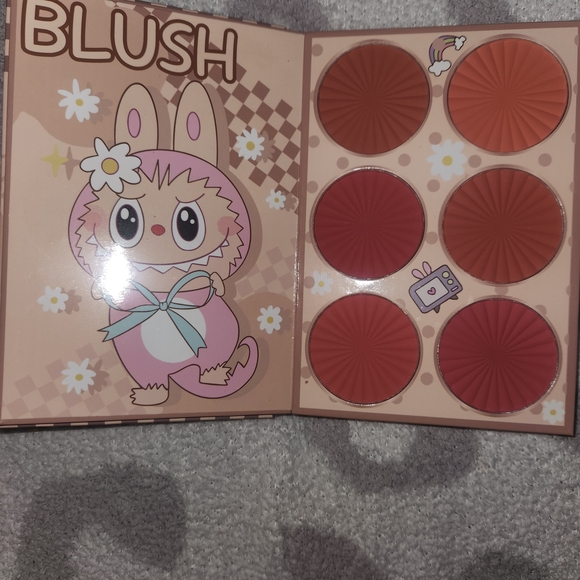 Lucky Professional Makeup Kit with Labubu Design - Picture 3 of 6